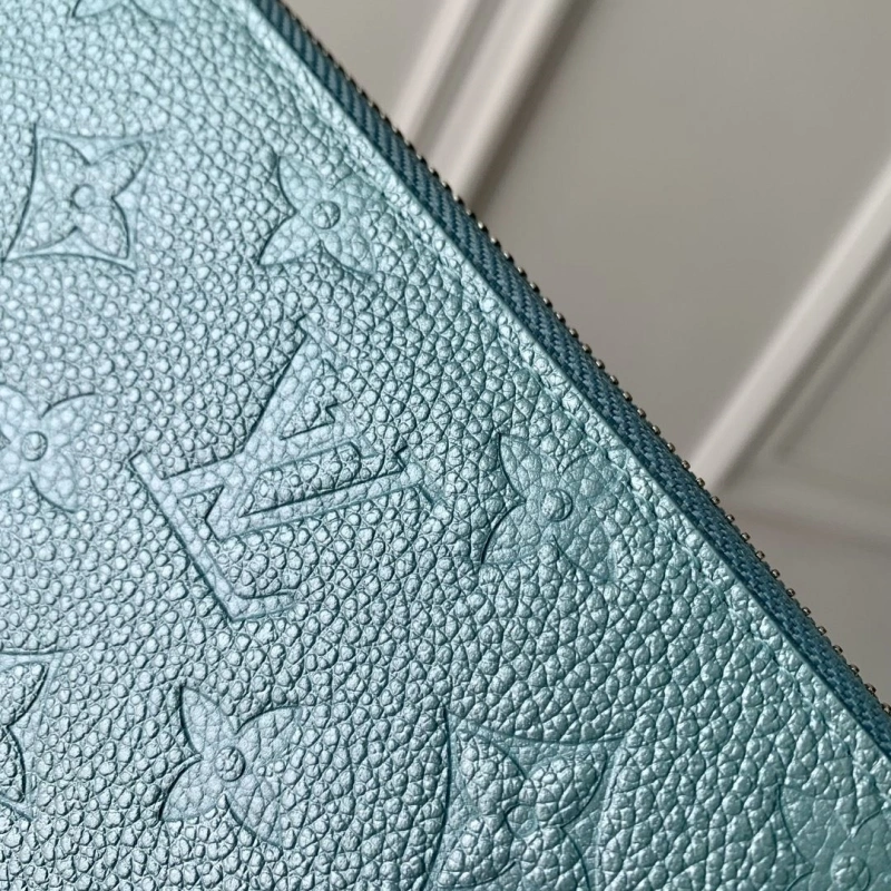 LV Wallets 4048A-0137