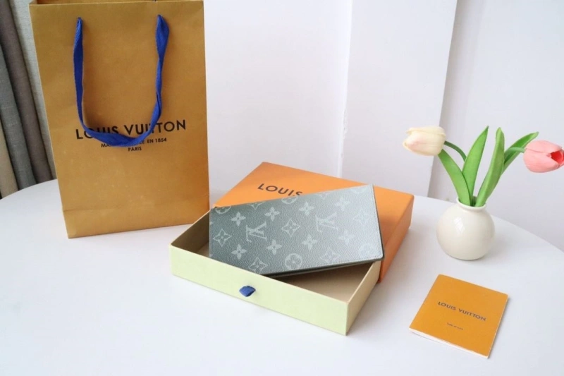 LV Wallets 4178A-0101