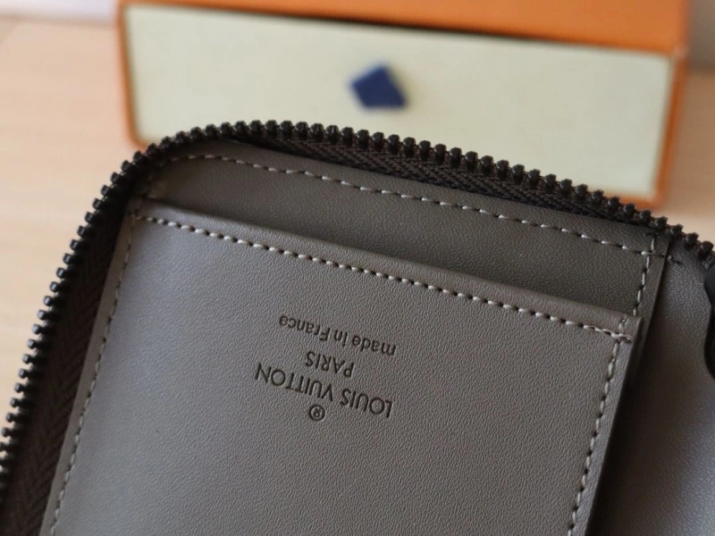LV Wallets 4178A-0102