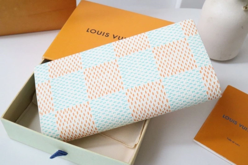LV Wallets 4178H-0024