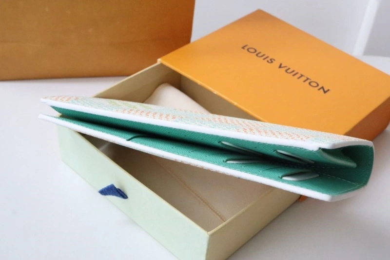 LV Wallets 4178H-0024