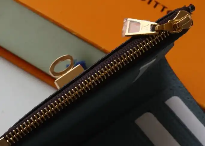 LV Wallets 4192F-0121
