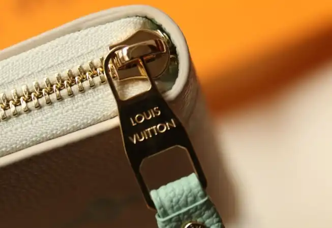 LV Wallets 4206A-0108