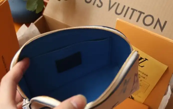 LV Clutch Bags 4206A-0800