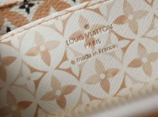 LV Wallets 4206A-0802