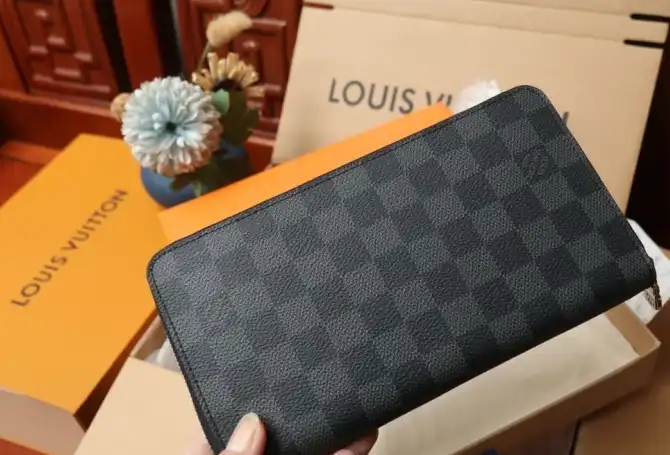 LV Wallets 4206A-0883