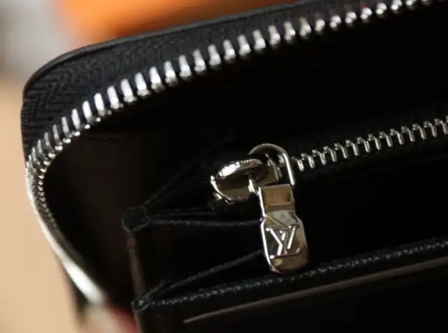 LV Wallets 4206A-0883