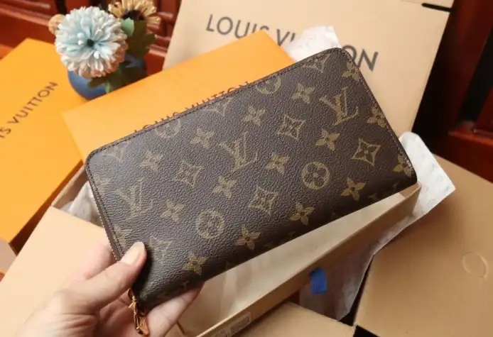 LV Wallets 4206A-0885