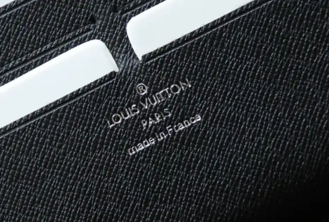 LV Wallets 4206A-0886