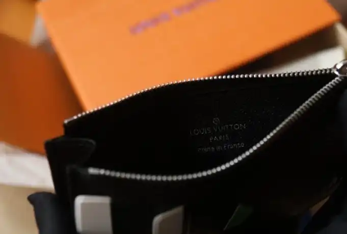 LV Wallets 4206A-0892