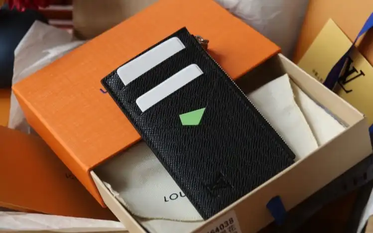 LV Wallets 4206A-0892