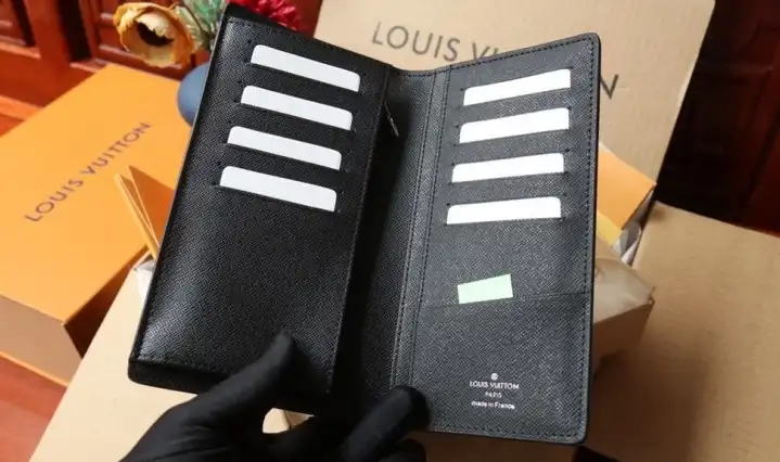 LV Wallets 4206A-2032