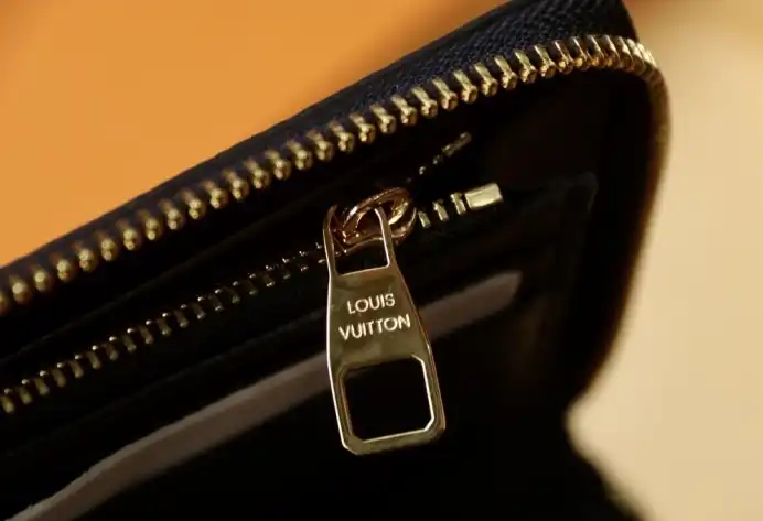 LV Wallets 4206A-6257