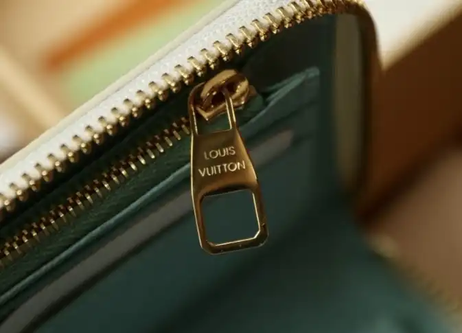 LV Wallets 4206A-6258