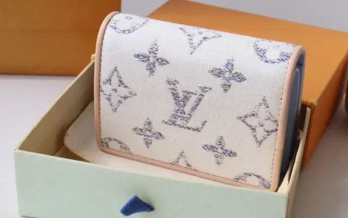 LV Wallets 4206A-6270