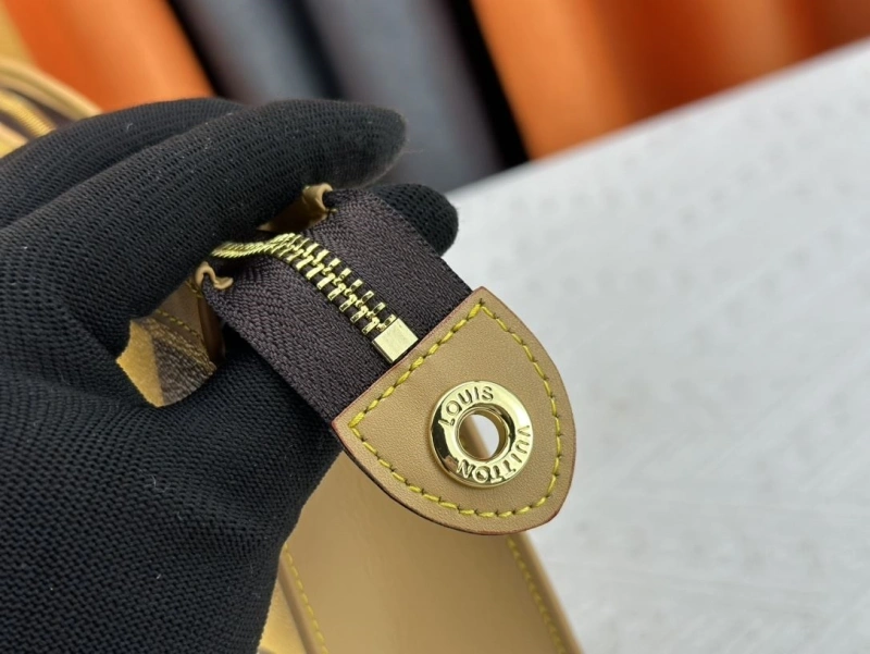 LV Wallets 4233G-0390