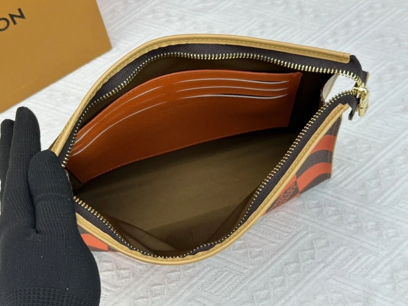LV Wallets 4233G-0392