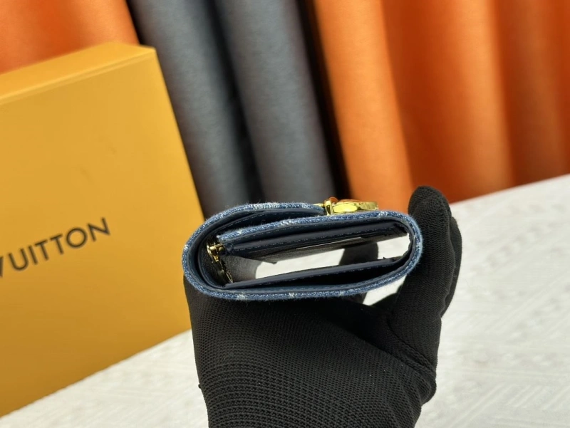 LV Wallets 4233G-0418