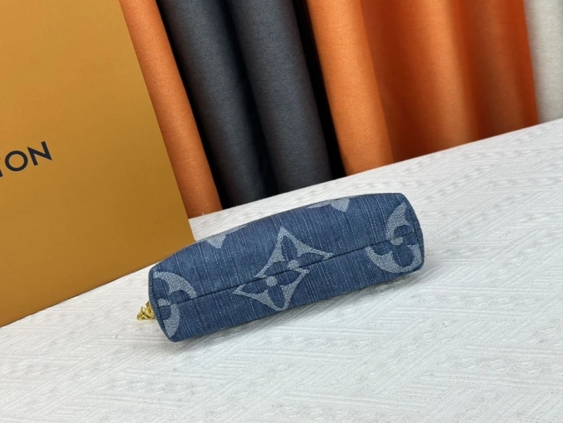 LV Clutch Bags 4233G-0443