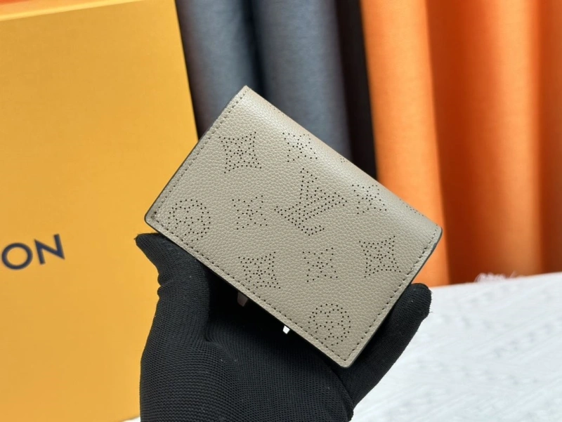 LV Wallets 4233H-0399