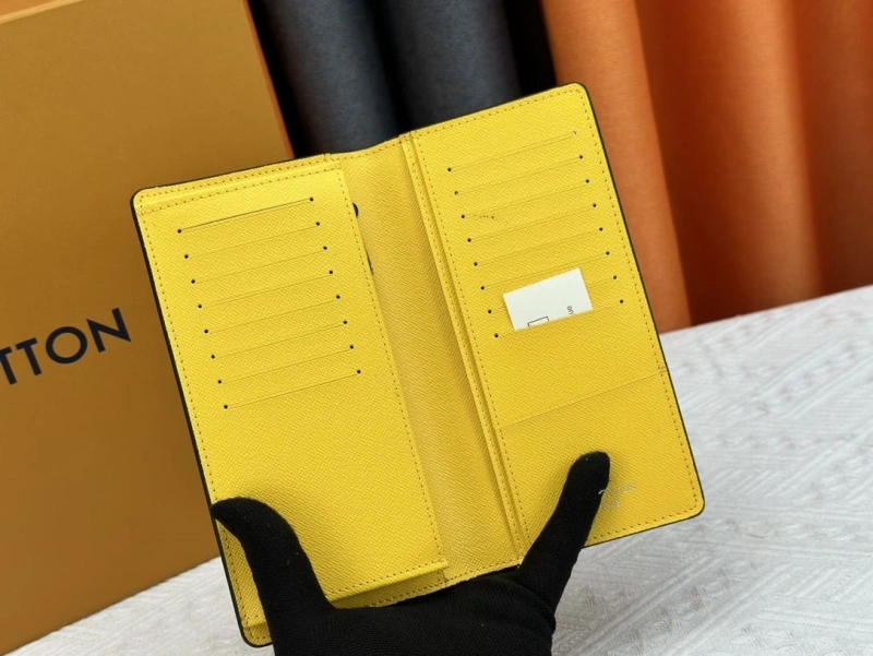 LV Wallets 4233H-0481
