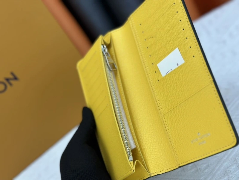 LV Wallets 4233H-0481