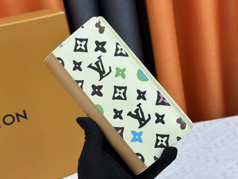 LV Wallets 4233H-0492