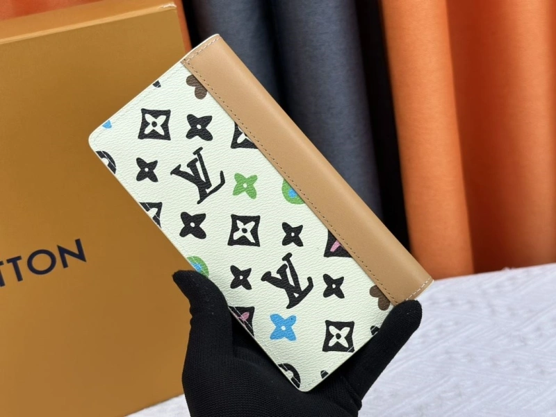 LV Wallets 4233H-0492