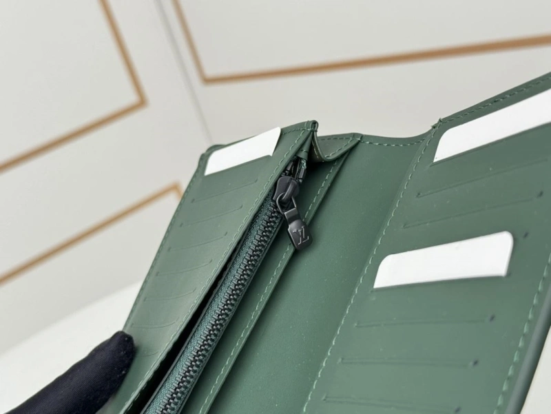 LV Wallets 4233H-0927