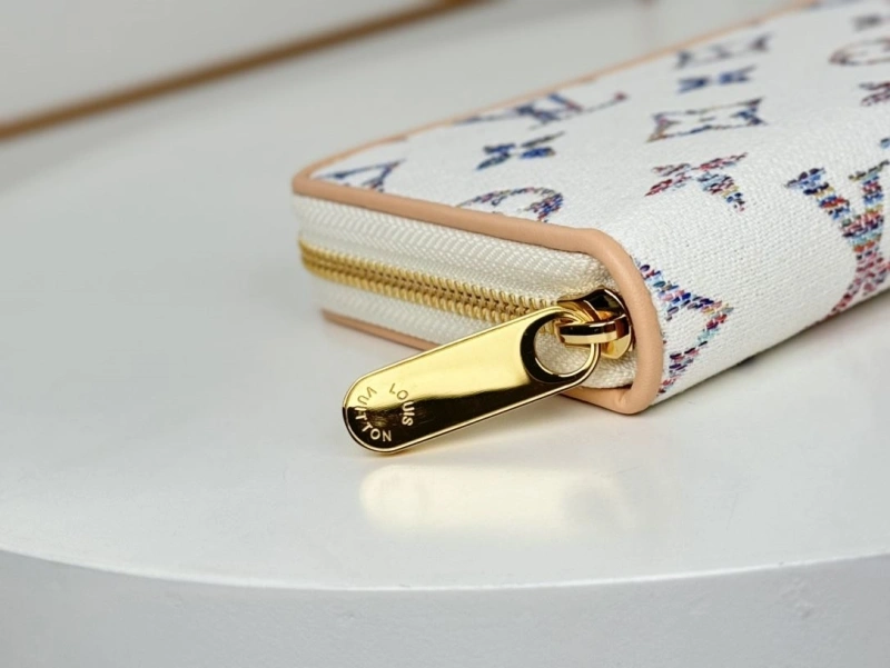 LV Wallets 4233H-0928