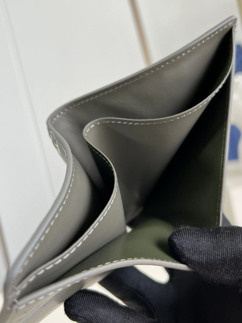 LV Wallets 4286A-0295